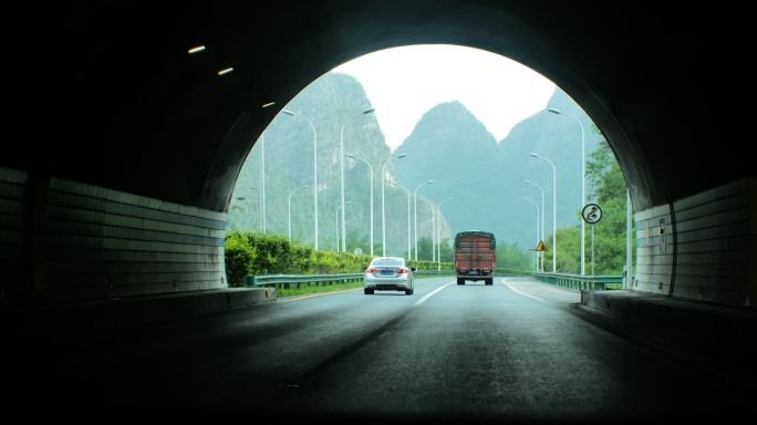 高速开车经过隧道