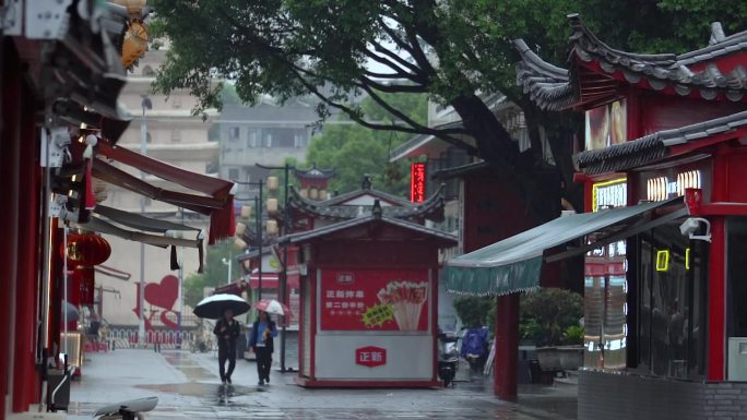 雨中街头小巷的行人