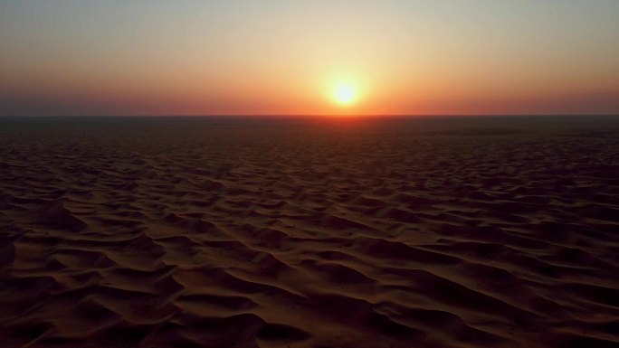 金色夕阳下航拍腾格里沙漠