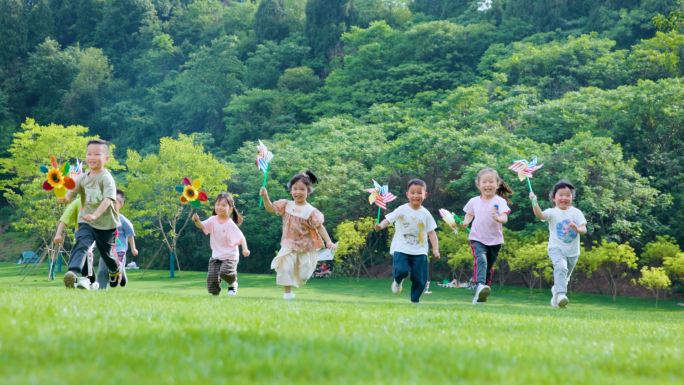 小孩草坪奔跑风车儿童节祖国未来城市宣传片