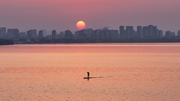 工业园区 落日 一棵树 夕阳 露营 航拍