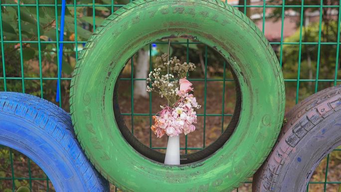 轮胎上的花瓶花鲜花