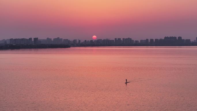 工业园区 落日 一棵树 夕阳 露营 航拍