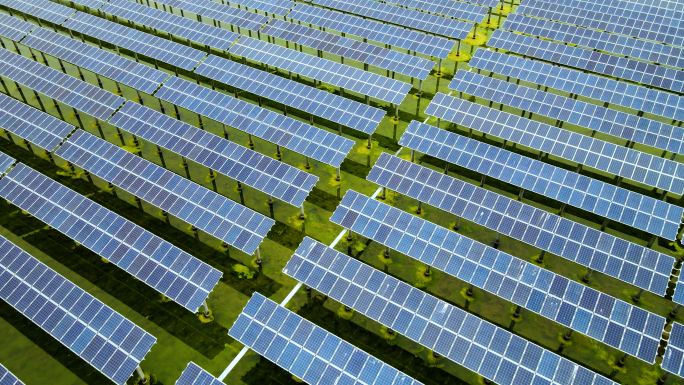 海上的大阳能发电板绿色能源可持续航拍