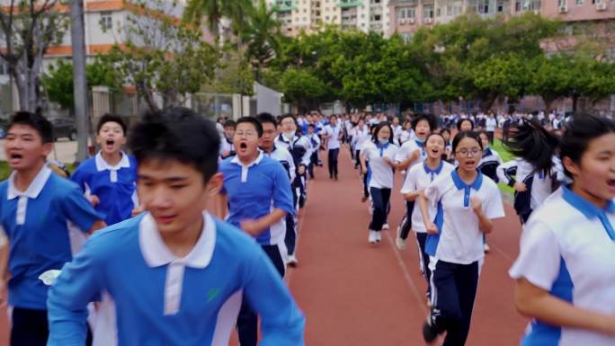 中学生操场跑步