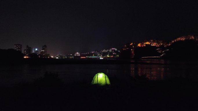 夜里户外帐篷露营