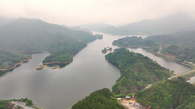 航拍烟雨蒙蒙的山水风光