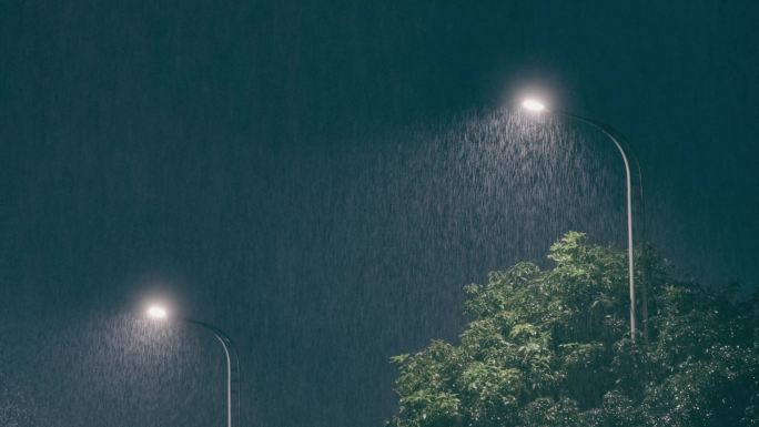 大雨的夜晚路灯照亮的雨丝