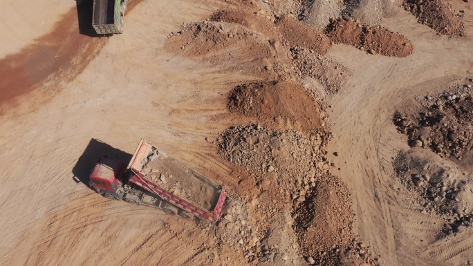 俯拍自卸车倾倒渣土