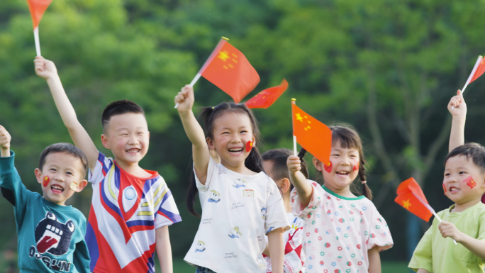 国庆节中国梦小孩草坪摇旗子祝福祖国儿童节