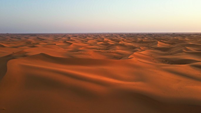 浩瀚沙海-夕阳下金色的腾格里沙漠