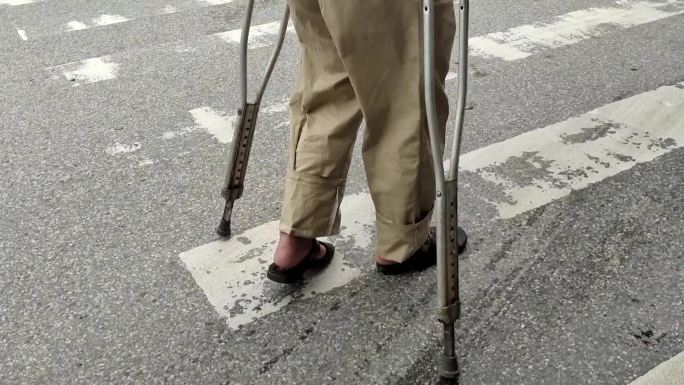 脚踝支架 拐杖孤寡老人 散步 老年人拄拐