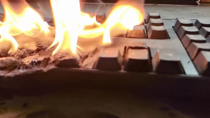 电脑键盘燃烧个物体火焰碰撞塑燃烧有毒顐雾