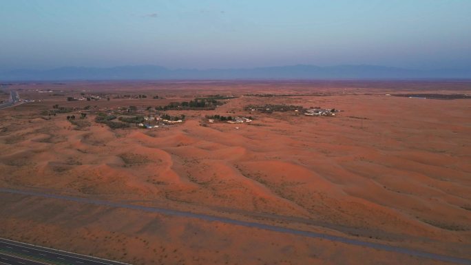 腾格里沙漠边缘的村庄