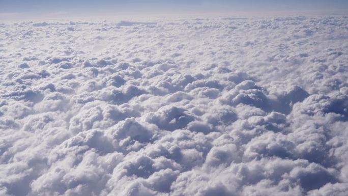 飞机窗外的云海