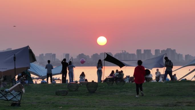 工业园区 落日 一棵树 夕阳 露营 航拍