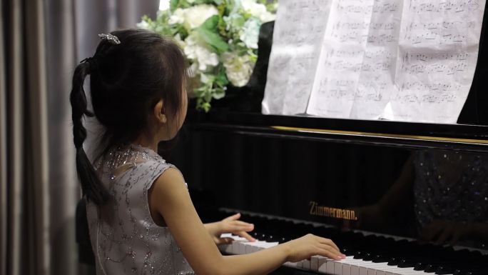 儿童弹钢琴 小朋友弹钢琴