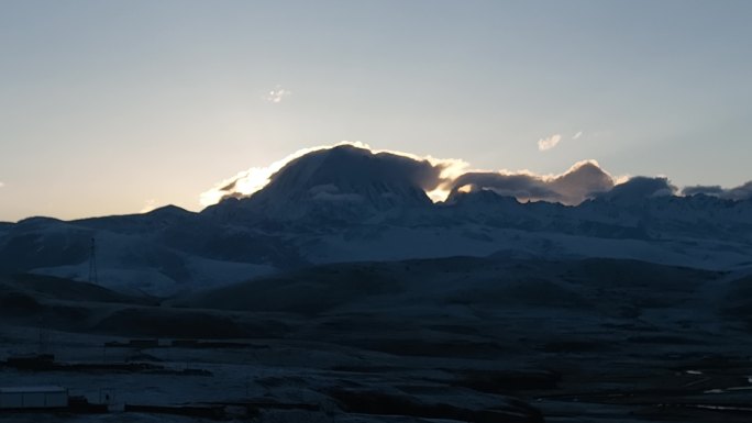 早晨的雪山