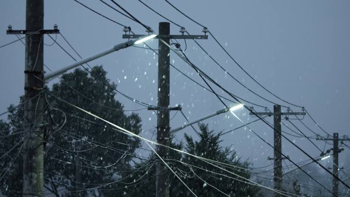 冬天冬季傍晚下雪路灯实拍空镜