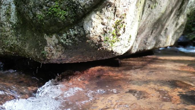 山谷清泉  泉水叮咚  川流不息