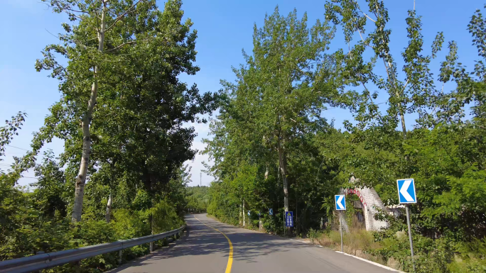 农村乡间小路行驶