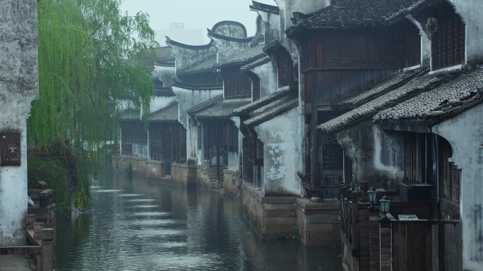 江南古镇雨景