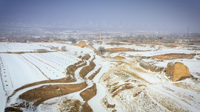 航拍冬雪覆盖下的山西新平堡长城