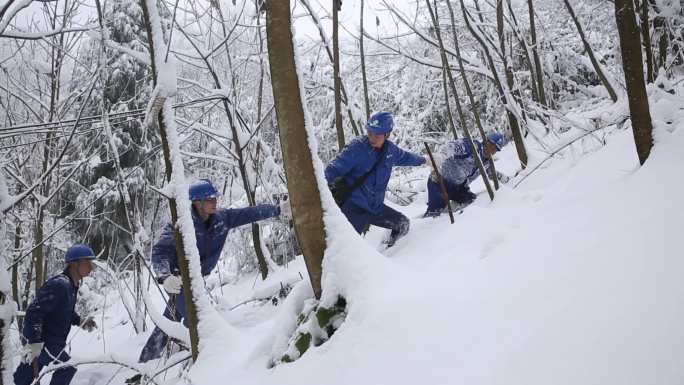 国家电网雪中巡线除冰