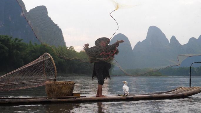 桂林山水爷爷撒网