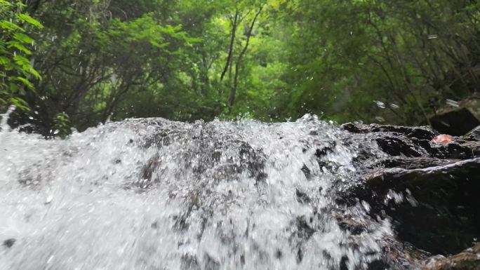 山泉水 水花升格特写