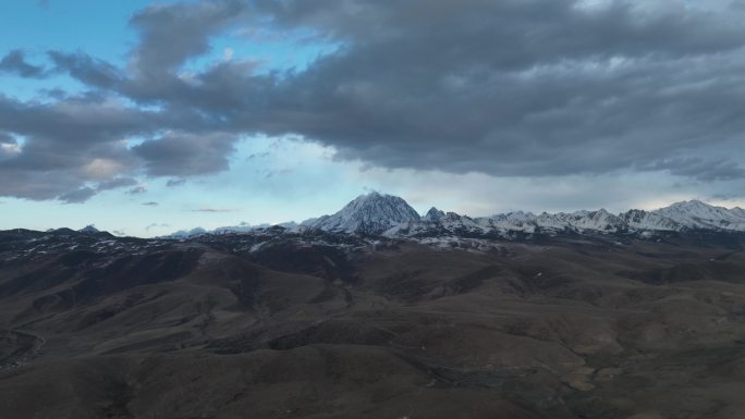 雪山多云