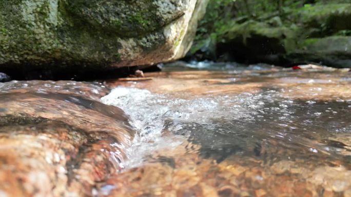 山谷清泉  泉水叮咚  川流不息