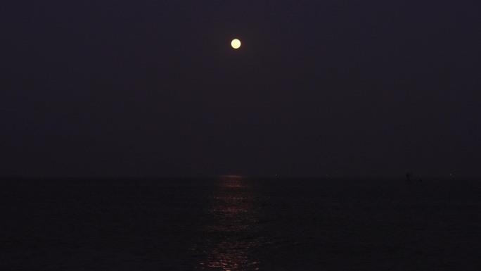 唯美浪漫海上波光粼粼月亮倒影光影