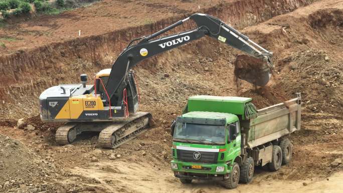 土方运输工程施工填方挖掘机施工渣土车