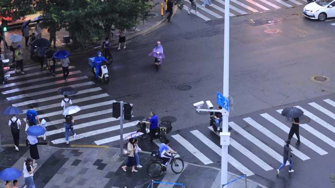 雨中路口的行人和车辆合集