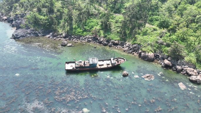 航拍夏季的荣成烟墩角崮东头沉船湾