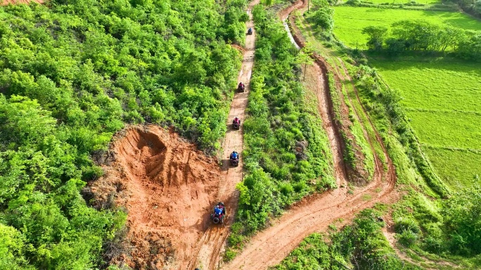 4K航拍沙山地越野车游玩体验