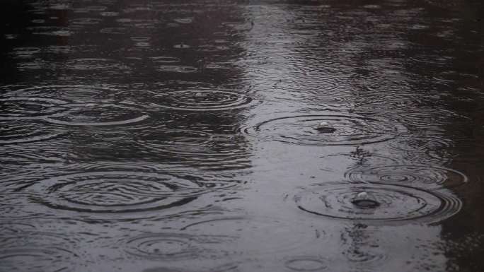 下雨 水坑 水面 波纹 雨滴 雨滴水面