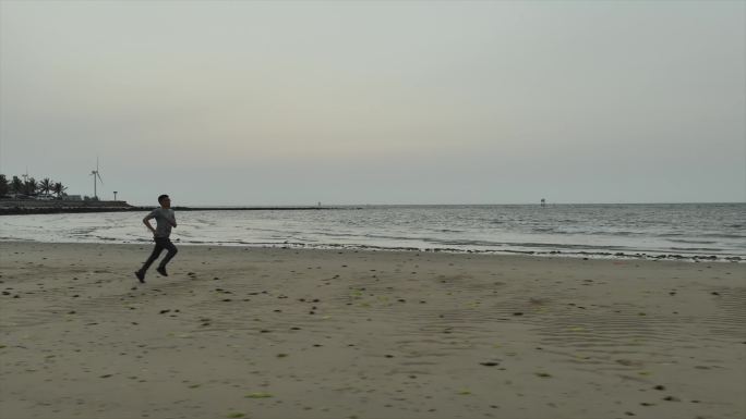 海边奔跑的少年