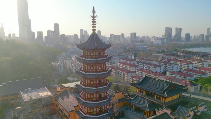 南京玄武区玄武湖景区古鸡鸣寺游客观赏樱花