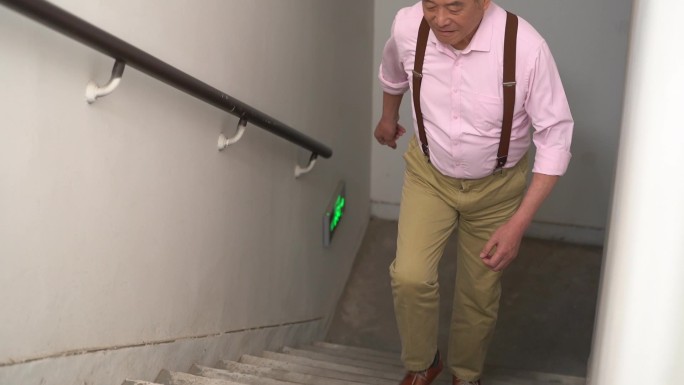 老人身体健康爬楼梯