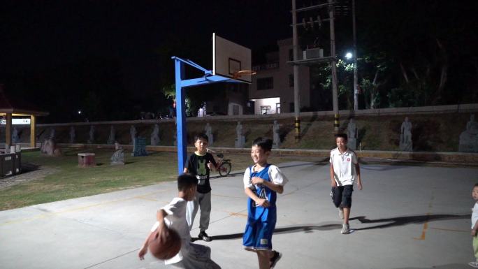 夜晚小孩运动夜晚打篮球