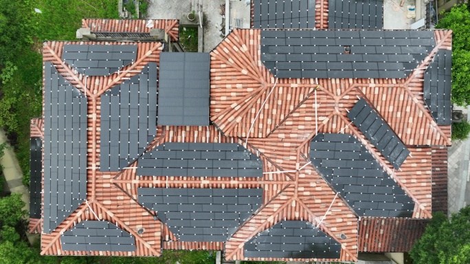 别墅屋顶的分布式太阳能光伏面板发电站