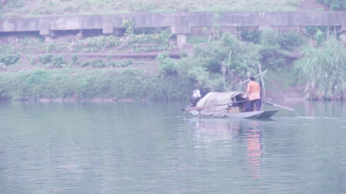 小渔船在江上航行实拍