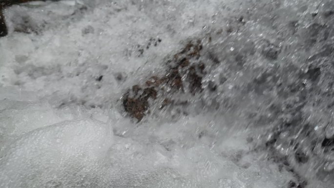 山泉水 水花升格特写