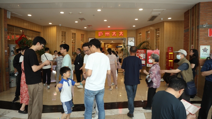 商场餐饮饭店排队等候就餐