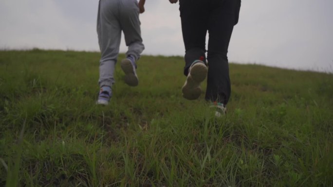 母女二人草坪奔跑脚步 母亲节