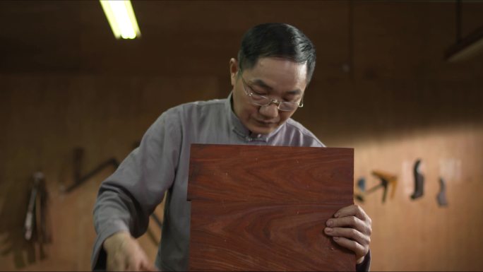木工师傅刨木块锯木头