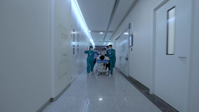4K医生和护士推着病人沿着医院走廊急救