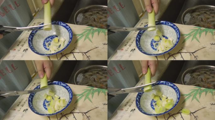 青花瓷碗放葱姜食材调料 (1)
